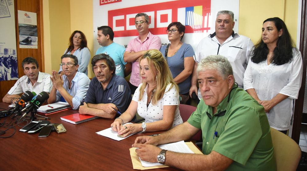 Sector de CCOO que rechaza las acusaciones de la Federación de Servicios Públicos y que interpondrá la querella. En el centro de los sentados, el secretario general de Canarias, Carmelo Jorge.