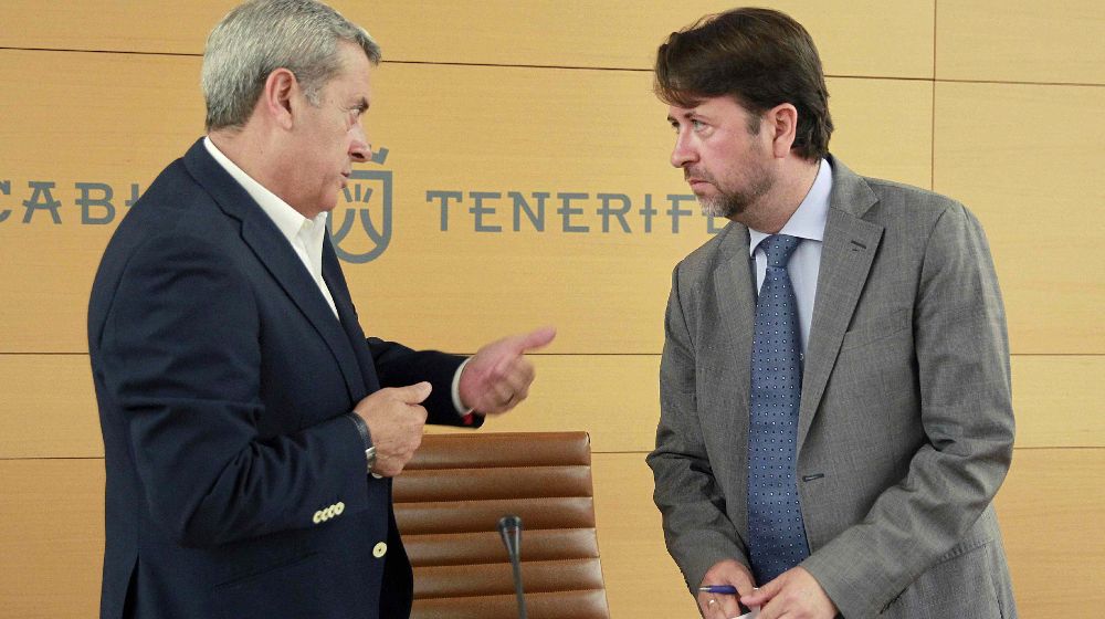 El vicepresidente del Cabildo de Tenerife (izqda.) conversa con el presidente, Carlos Alonso.