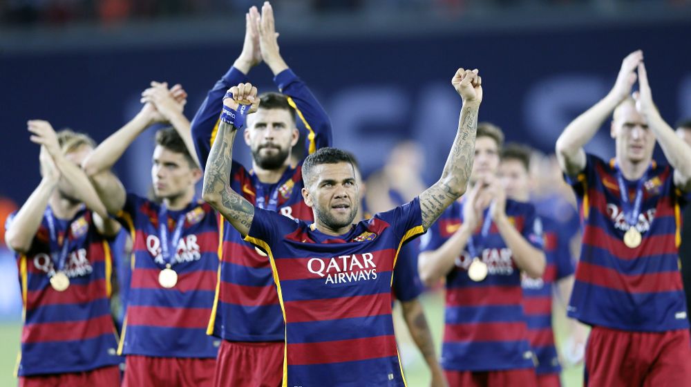 Piqué, con las manos más altas, junto a sus compañeros al acabar el partido entre el Barcelona y el Sevilla por la Supercopa de la UEFA.