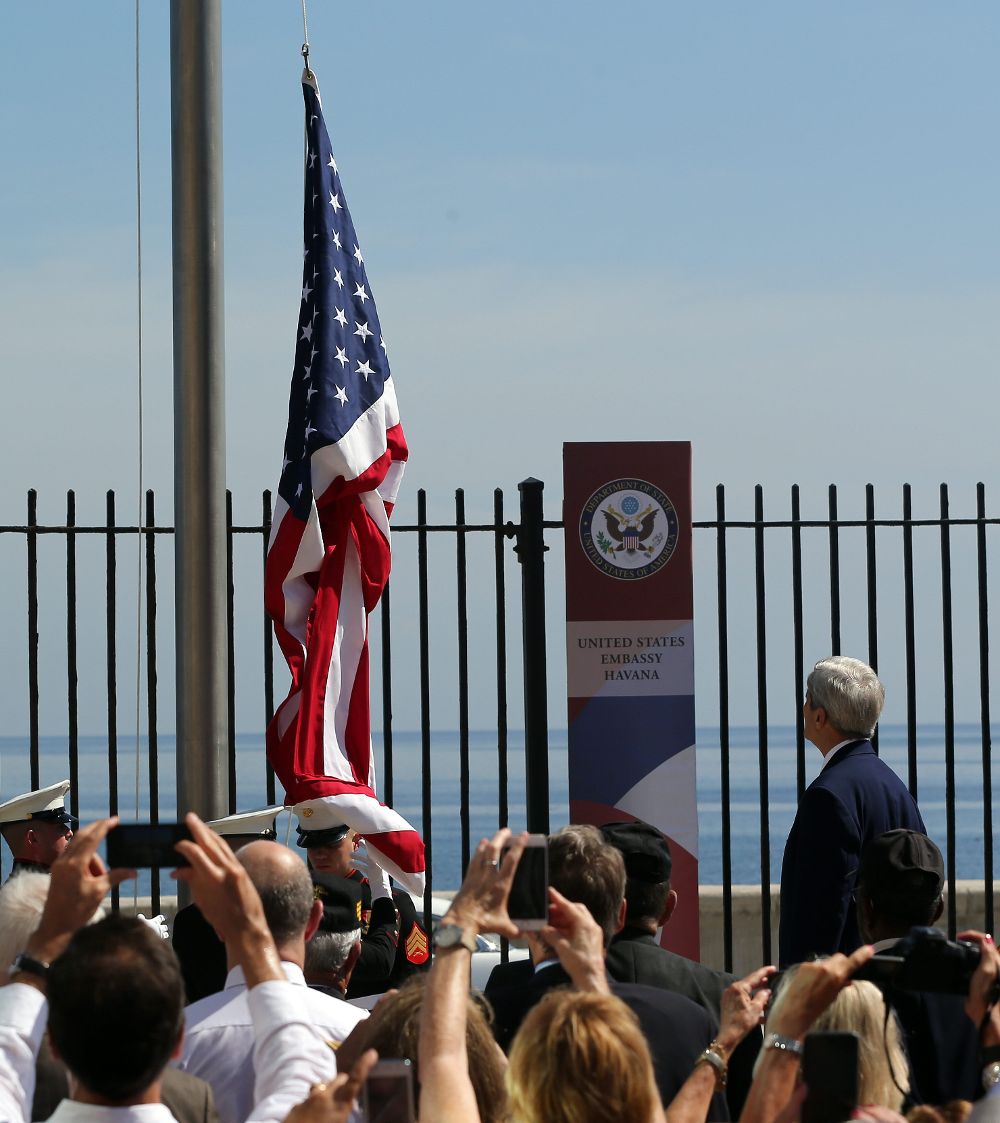 El secretario estadounidense de Estado, John Kerry (d) pasa ante la puerta de la embajada estadounidense.