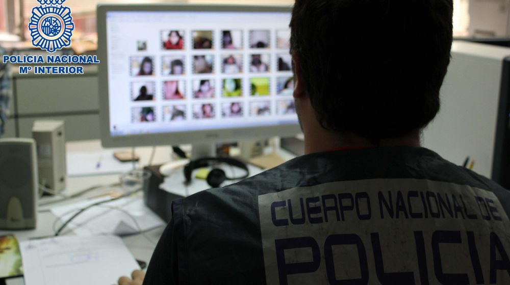 Fotografía facilitada por la Policía que ha arrestado en Telde (Gran Canaria) a un joven de 18 años que obtuvo imágenes sexuales de 28 menores de distintas provincias españolas.