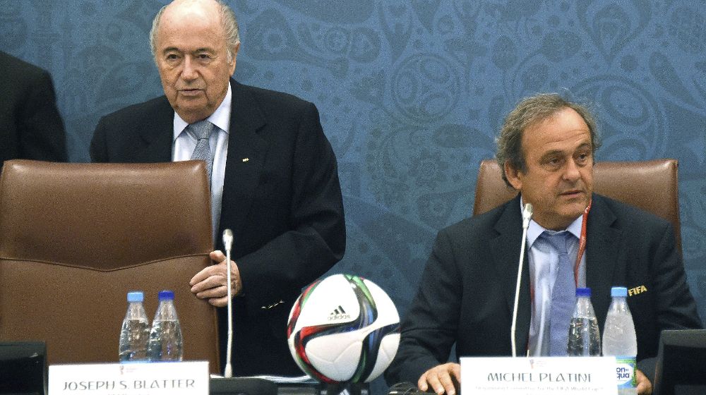 El presidente de la UEFA, Michel Platini (d), junto al de la FIFA, Joseph Blatter, antes de un sorteo preliminar para el Mundial de 2018 en San Petersburgo, Rusia. 