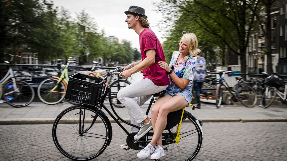 Una escena cotidiana en las calles de Amsterdam: las bicicletas.