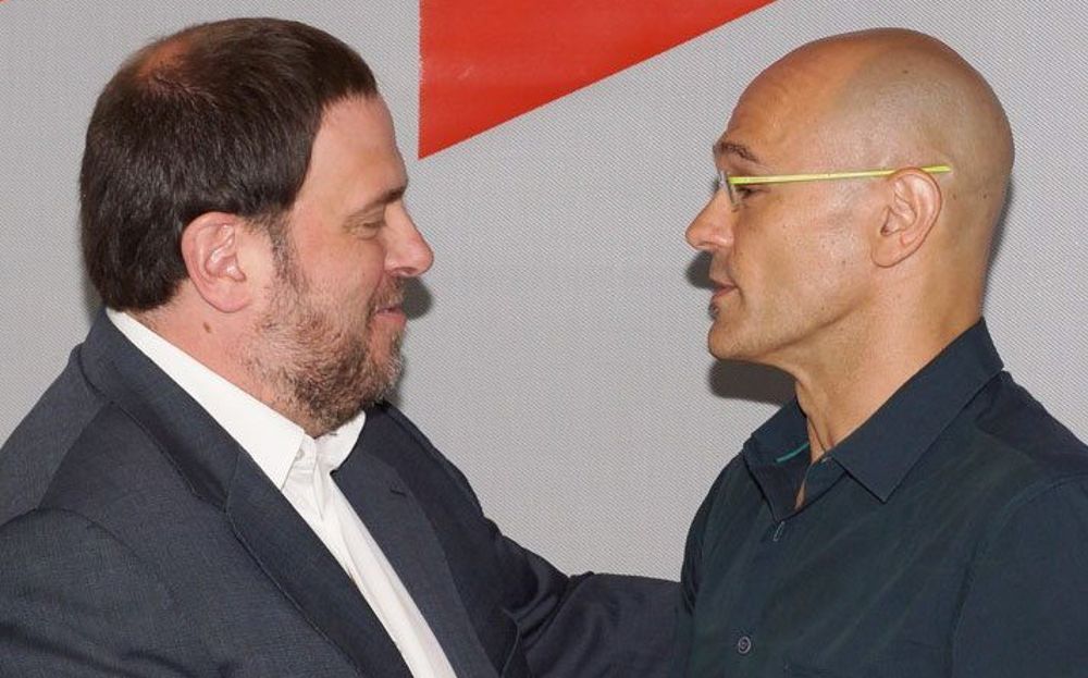 El presidente de ERC, Oriol Junqueras con Raül Romeva (d).