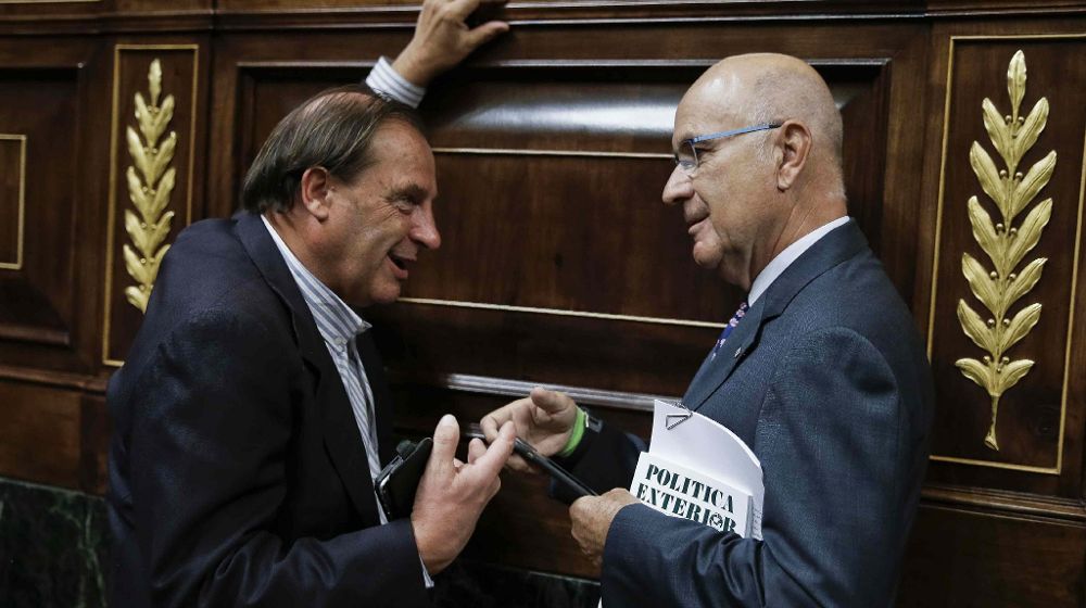 El portavoz de CiU, Josep Antoni Durán Lleida (d), conversa con el diputado popular Vicente Martínez Pujalte durante el pleno del Congreso.