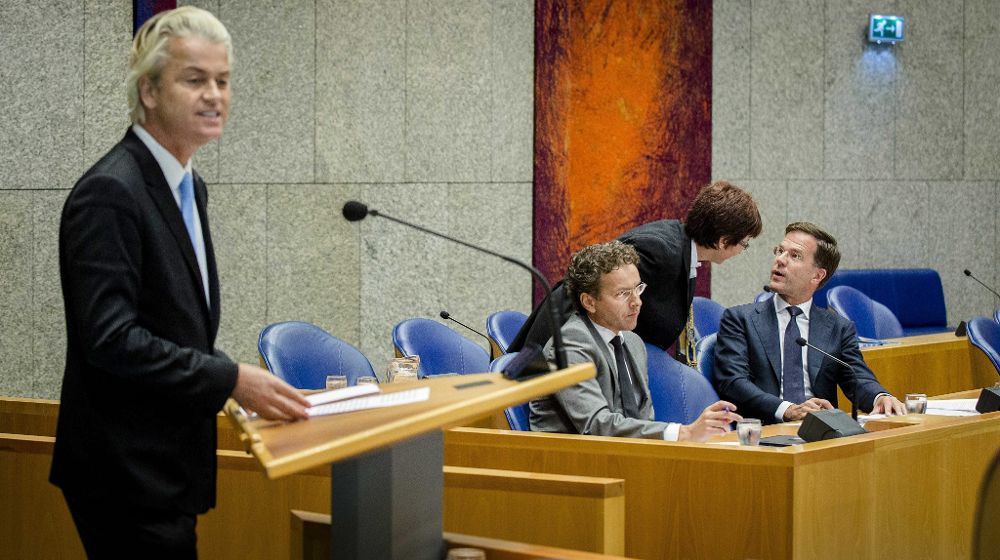 El líder del xenófobo Partido por la Libertad (PVV), Geert Wilders, interviene durante el debate sobre el rescate a Grecia en el Parlamento en La Haya (Holanda) ante el primer ministro, Mark Rutte, (dcha) hoy, miércoles.