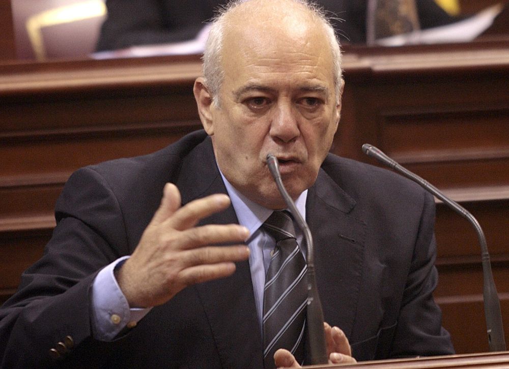 Emilio Mayoral durante una de sus intervenciones ante el pleno del Parlamento de Canarias.
