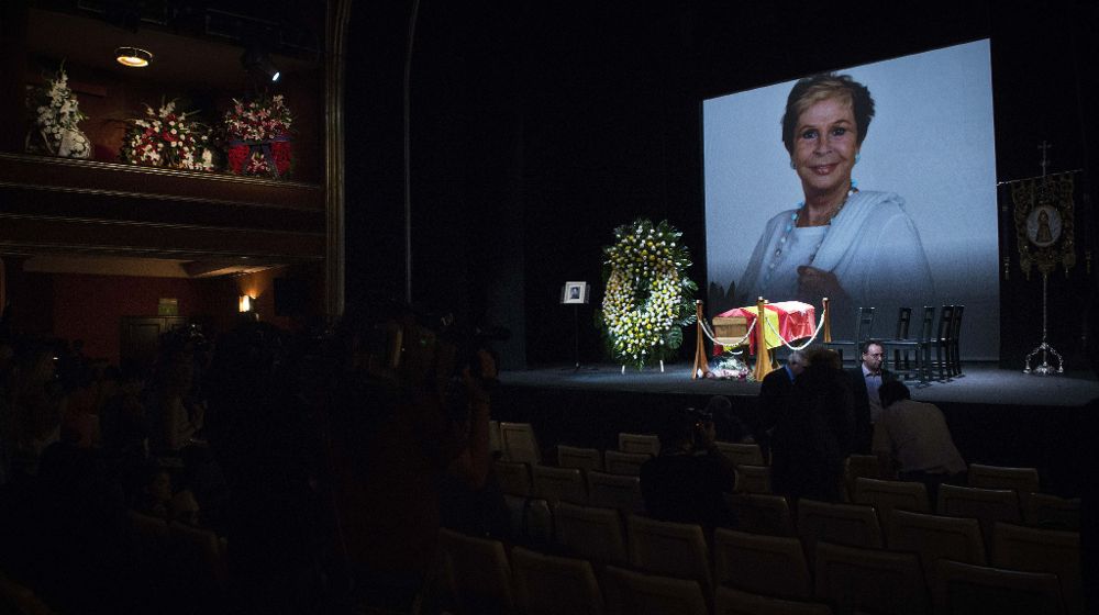 El féretro con los restos mortales de la actriz Lina Morgan, que murió hoy en Madrid a los 78 años, ha sido instalado en el Teatro La Latina, que fue de su propiedad y donde cosechó importantes éxitos. 