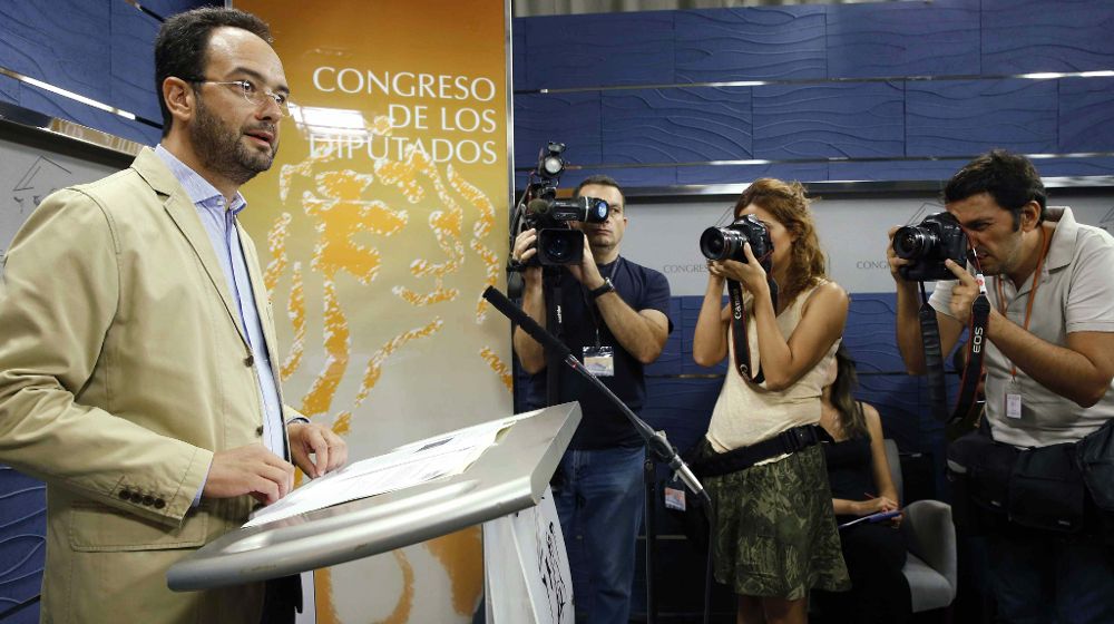El portavoz del PSOE en el Congreso, Antonio Hernando, durante la rueda de prensa que ha ofrecido hoy en el Congreso de los Diputados, tras registrar la enmienda de su partido.