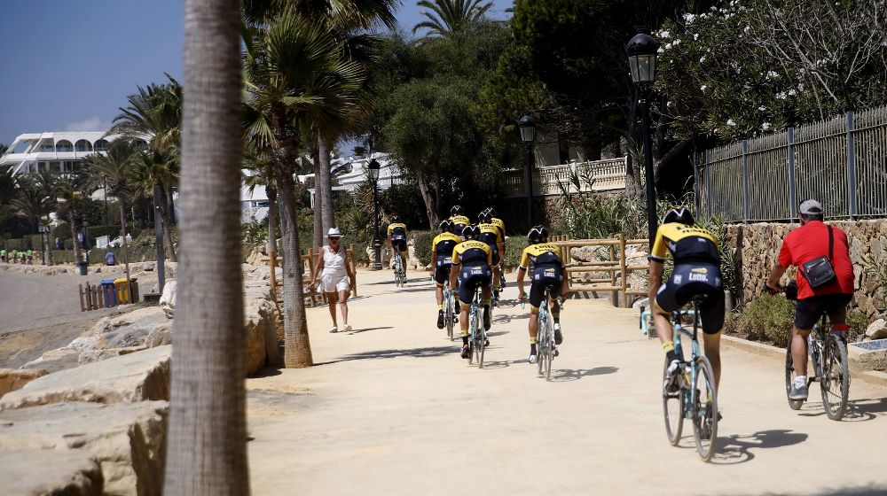 Ciclistas del equipo Lotto circulan hoy por el paseo marítimo de Puerto Banús, en Marbella, por el mismo trayecto que mañana recorrerá la Vuelta Ciclista a España en su primera etapa. 