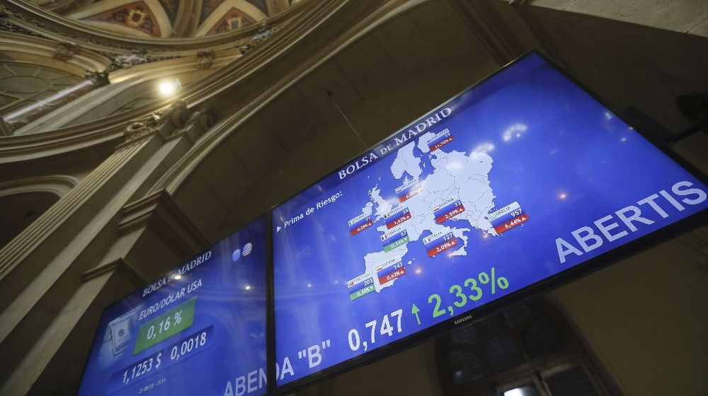 Vista de un panel de la Bolsa de Madrid que refleja la evolución de la prima de riesgo de los países europeos.