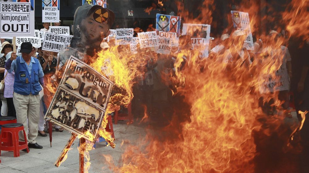 Activistas surcoreanos queman efigies del líder norcoreano, Kim Jong-Un, durante una protesta contra Corea del Norte en Paju (Corea del Sur).
