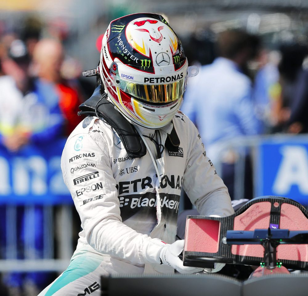 Lewis Hamilton, saliendo de su coche tras la ronda de clasificación.
