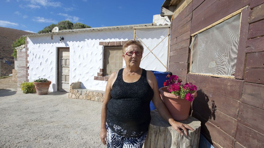 Josefa Fernández posa en el exterior de su vivienda, construida en un espacio protegido en el Parque Rural de Betancuria, en Fuerteventura.