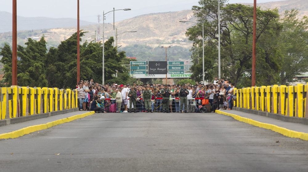 Un un grupo de personas en el lado colombiano de la frontera con Venezuela ayer, domingo.