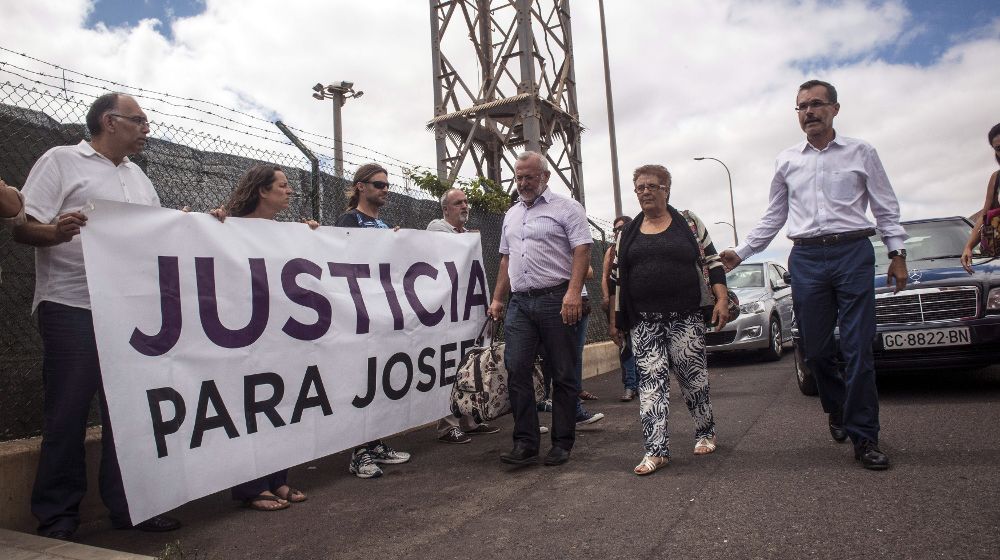 Josefa Hernández (c), de 62 años, a su llegada al centro penitenciario de Tahíche (Lanzarote), acompañada del presidente del Cabildo majorero, Marcial Morales (d), y el alcalde de Betancuria, Marcelino Cerdeña (i), entre otros. 