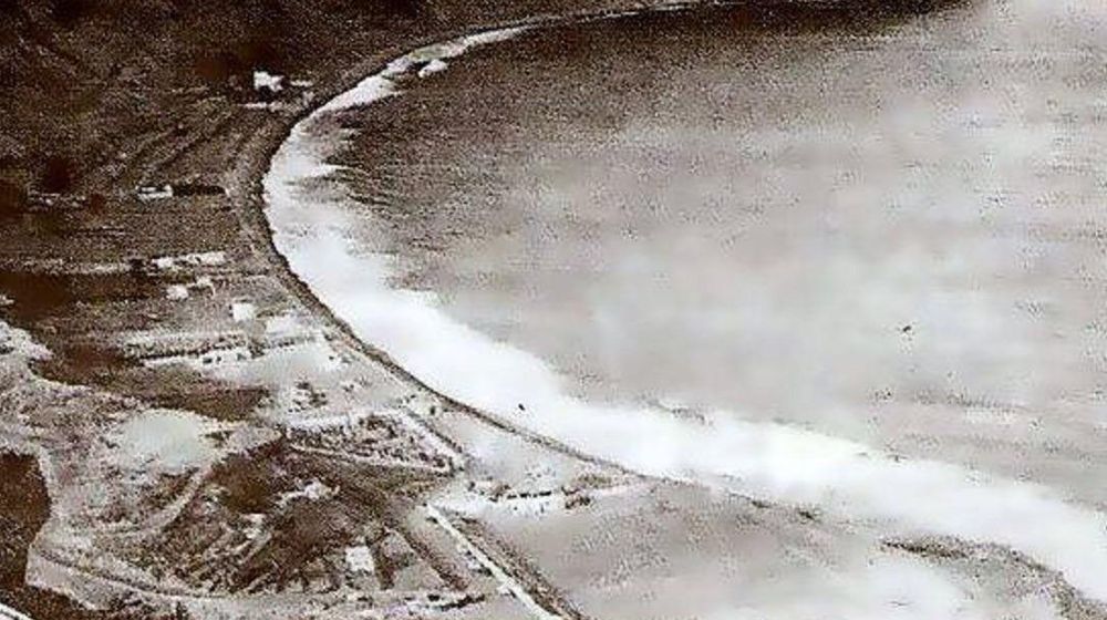 Foto antigua que muestra la pleamar de Las Teresitas, con la esquina del viejo campo de fútbol inundándose.