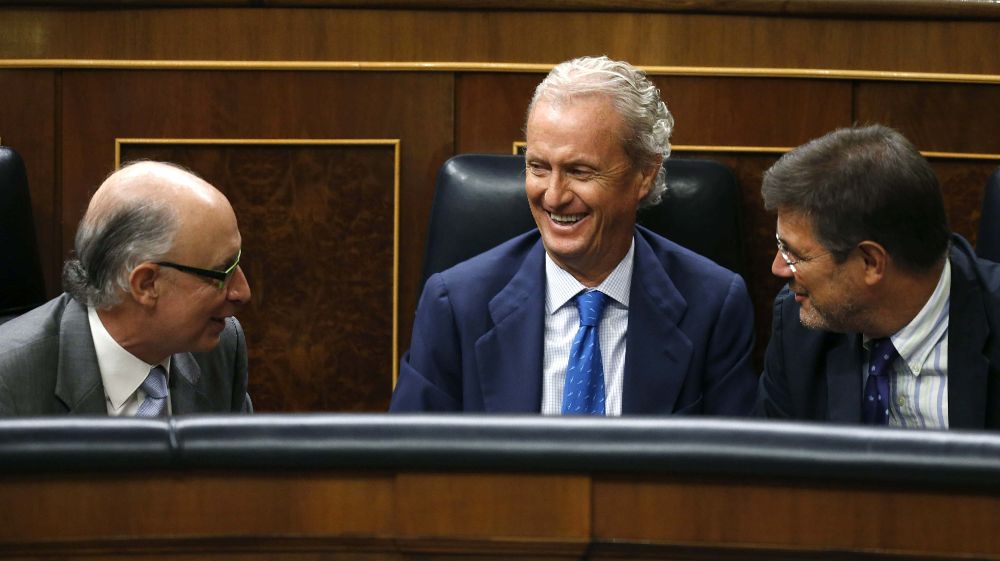 Los ministros de Hacienda, Cristóbal Montoro (i); Defensa, Pedro Morenés (c); y Justicia, Rafael Catalá (d), durante el último pleno del Congreso.
