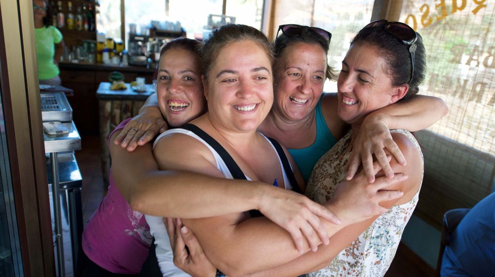 Las hijas de Josefa Hernández en el interior del bar que regenta una de las hermanas en la localidad de Betancuria. 