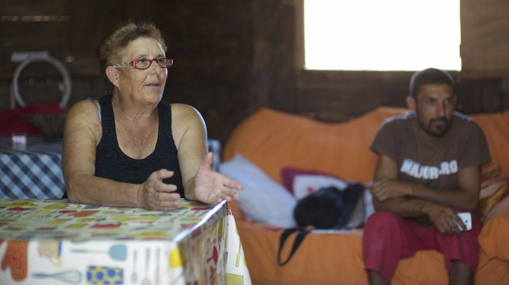 Josefa Fernández en su vivienda en la que vive con su familia, construida en un espacio protegido en el Parque Rural de Betancuria, en Fuerteventura.