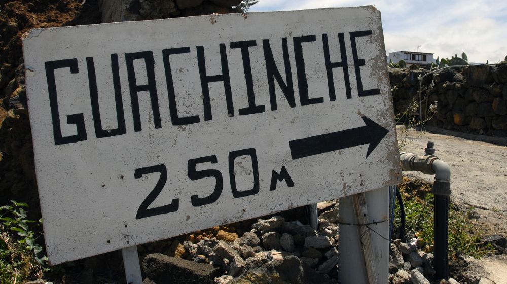 Un cartel indica la dirección para llegar a un guachinche en La Orotava.