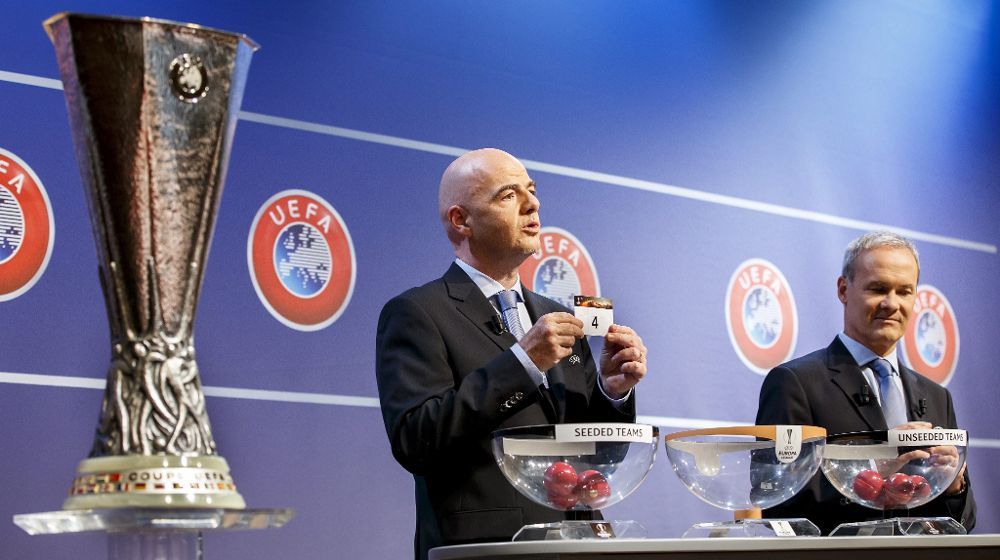 El secretario general de la UEFA, Gianni Infantino (c), y el director de competiciones de la UEFA, Giorgio Marchetti, durante el sorteo, en la sede de la UEFA en Nyon (Suiza).