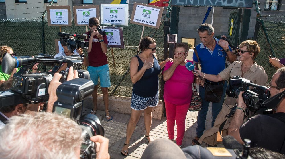 La vecina de Fuerteventura Josefa Hernández, acompañada por sus familiares, habla con los medios de comunicación a su salida del centro penitenciario de Tahíche.