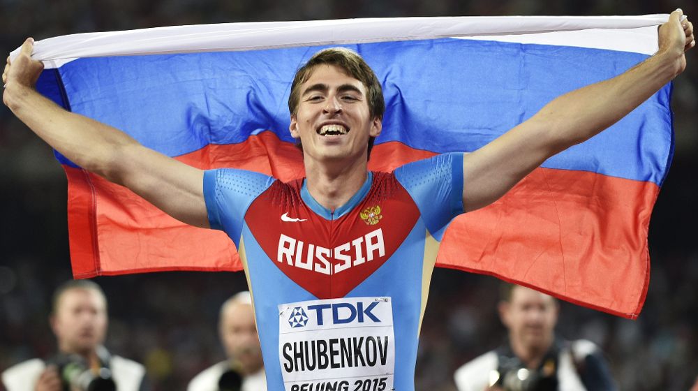 El atleta ruso Sergey Shubenkov celebra su victoria en la final maculina de los 110m valla.