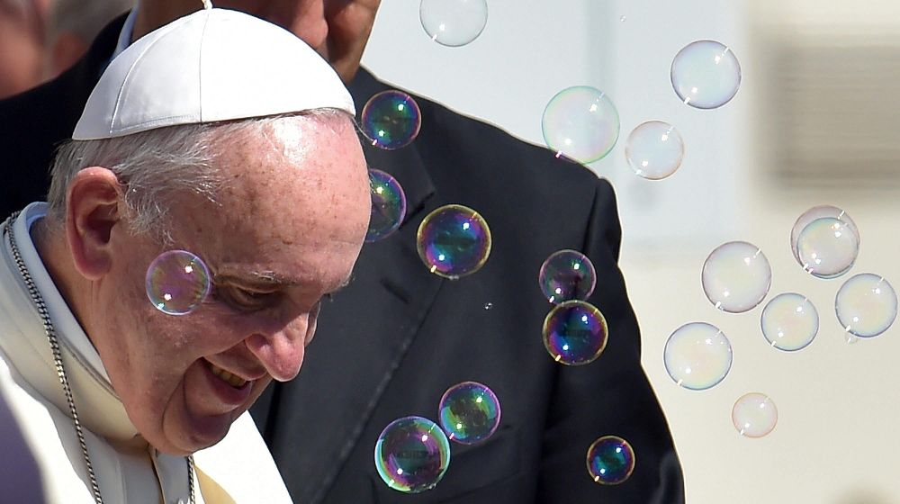 El papa Francisco camina entre pompas de jabón.