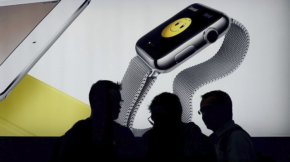 Vista de las siluetas de tres clientes sobre un fondo en el que aparece el reloj inteligente Apple Watch.