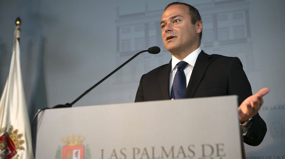 El alcalde de Las Palmas de Gran Canaria, Augusto Hidalgo, durante la rueda de prensa en la que ha informado sobre los planes del equipo de gobierno respecto al impuesto de bienes inmuebles (IBI) y otro tributos municipales.