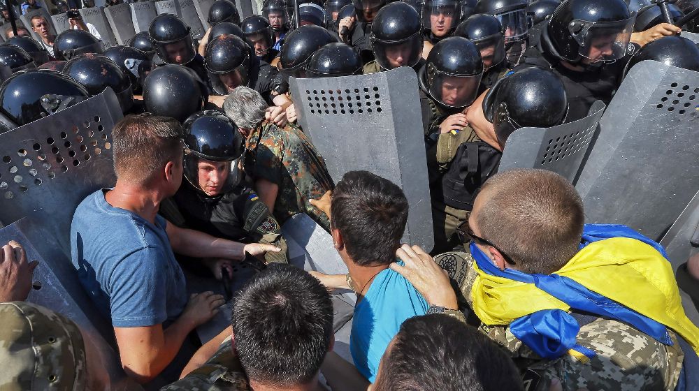 Opositores de la reforma constitucional se enfrentan a la policía ante el Parlamento ucraniano en Kiev (Ucrania) hoy, 31 de agosto.