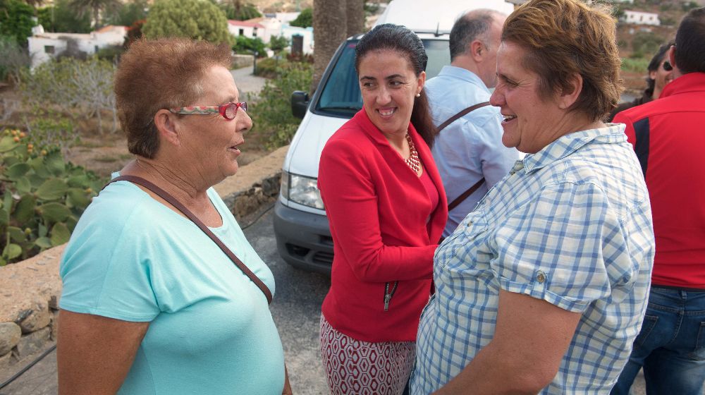 La vecina de Fuerteventura Josefa Hernández (i) conversa con una vecina frente al bar que regenta una de sus hijas.