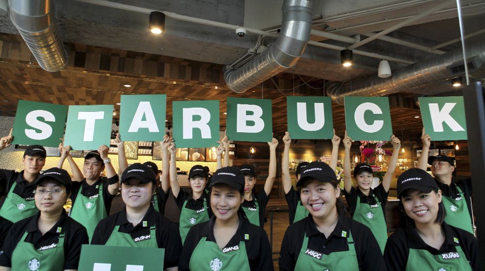 Imagen de archivo fechada el 1 de febrero de 2013 que muestra a un grupo de empleados de Starbucks.