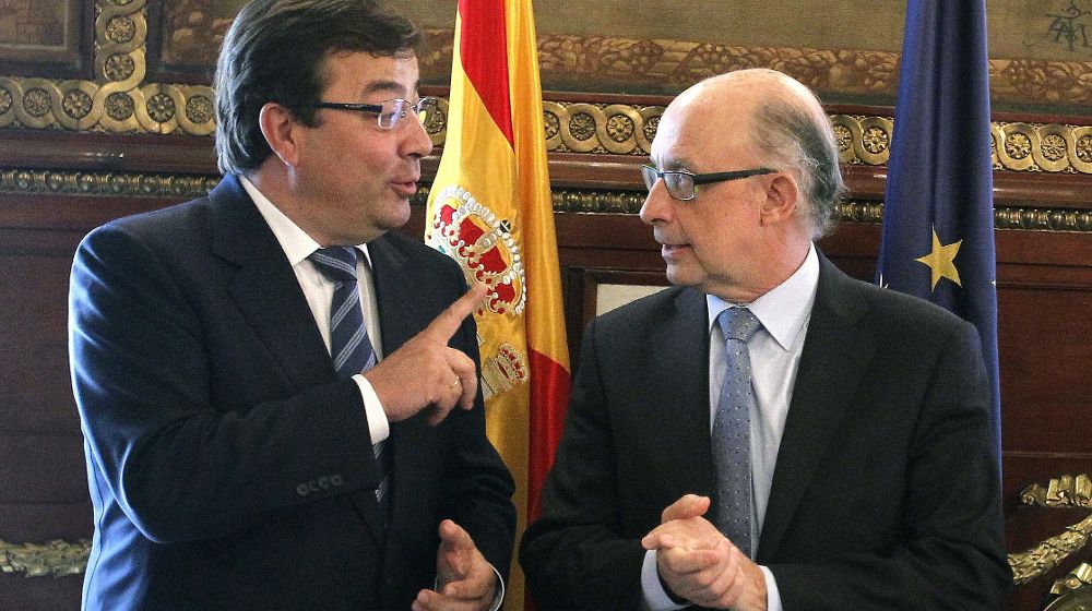 El presidente extremeño, Guillermo Fernández Vara (i) conversa con el ministro Montoro momentos antes de la reunión que han mantenido.