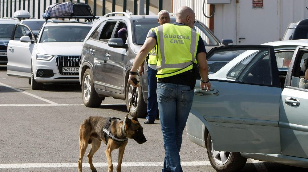 Agentes la Guardia Civil realizan tareas de control a los vehículos.