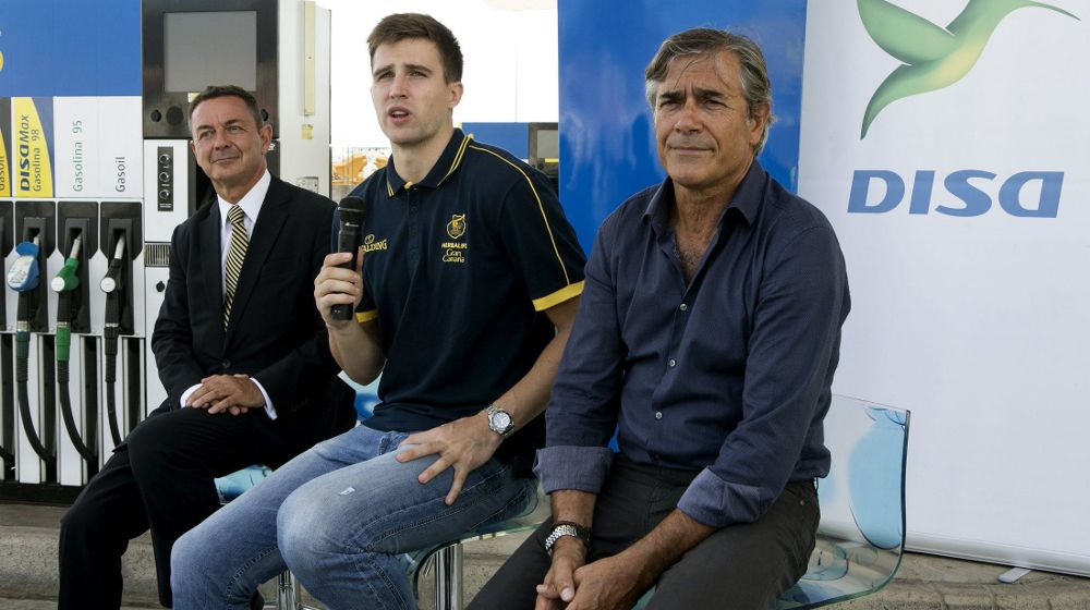El alero catalán Xavi Rabaseda (c), junto a Miguel Benarroch (i), director Disa Logistica Canarias, y el director deportivo del Herbalife GC, Berdi Pérez (d).