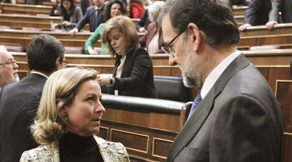 El presidente del Gobierno, Mariano Rajoy, conversa con la diputada de Coalición Canaria Ana Oramas.