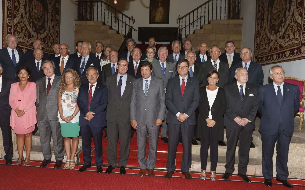 El jurado del Premio Princesa de Asturias de la Concordia 2015, presidido por el presidente del Principado, Javier Fernández (c), e integrado por los patronos de la Fundación que da nombre a estos galardones.