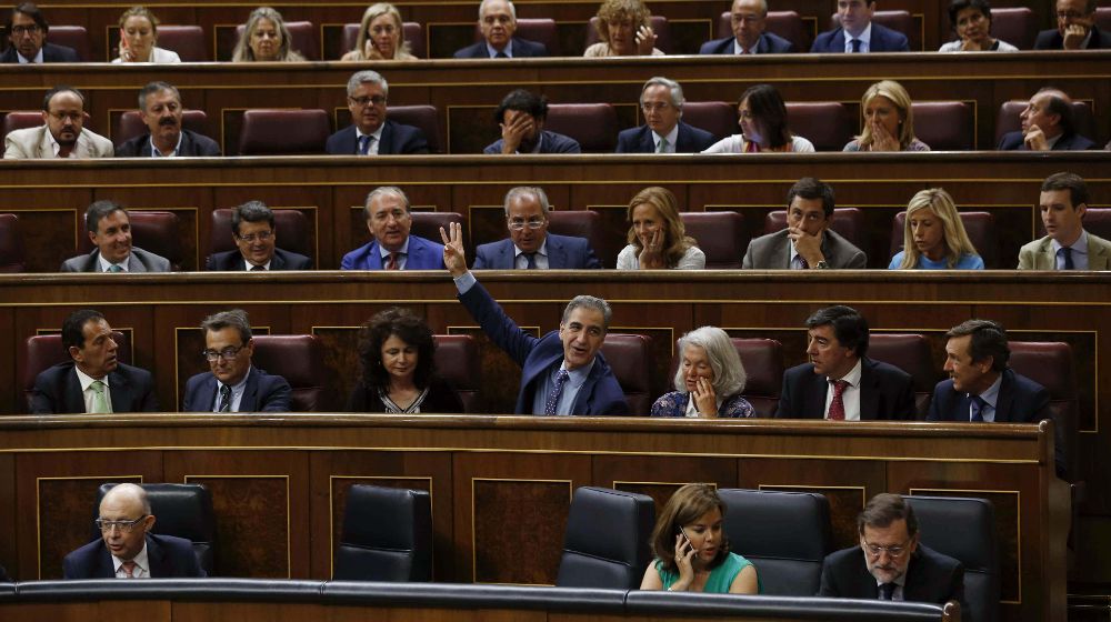 El presidente del Gobierno, Mariano Rajoy (abajo - d), junto a la vicepresidenta, Soraya Sáenz de Santamaría.