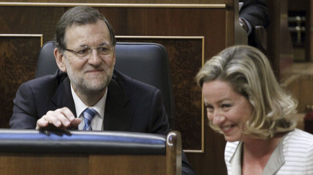 La diputada de Coalición Canaria, Ana Oramas, pasa junto al presidente del Gobierno, Mariano Rajoy.