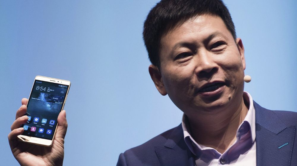 El director ejecutivo de la empresa tecnológica china Huawei, Richard Yu, presenta a los medios el nuevo móvil Mate S en Berlín.