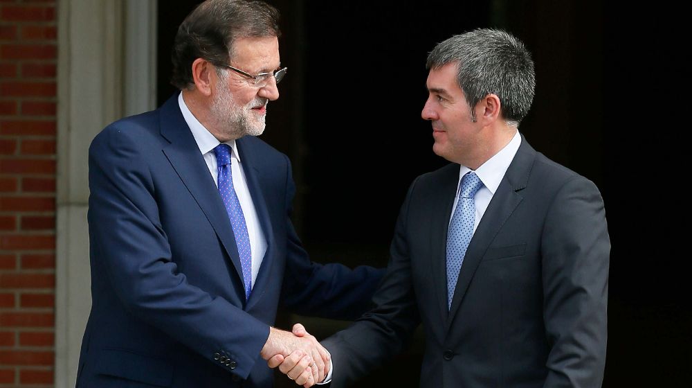 El presidente del Gobierno, Mariano Rajoy (i), recibe al presidente de Canarias, Fernando Clavijo.