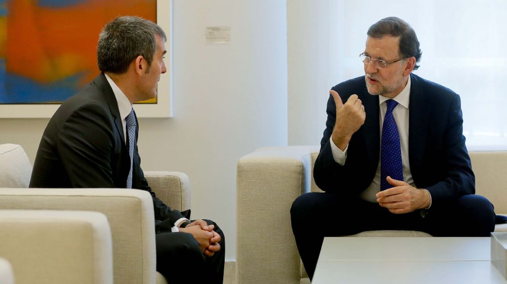 El presidente del Gobierno, Mariano Rajoy (d), durante la reunión que ha mantenido con el presidente de Canarias, Fernando Clavijo, esta tarde en el Palacio de la Moncloa.