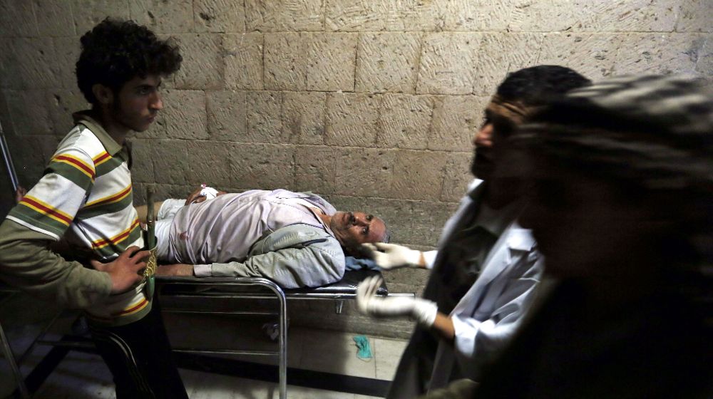 Un hombre recibe tratamiento médico en un hospital de Saná, Yemen.