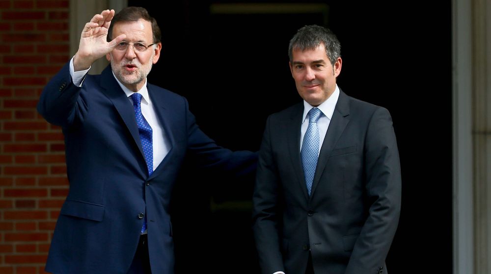 El presidente del Gobierno, Mariano Rajoy (i), recibe al presidente de Canarias, Fernando Clavijo.