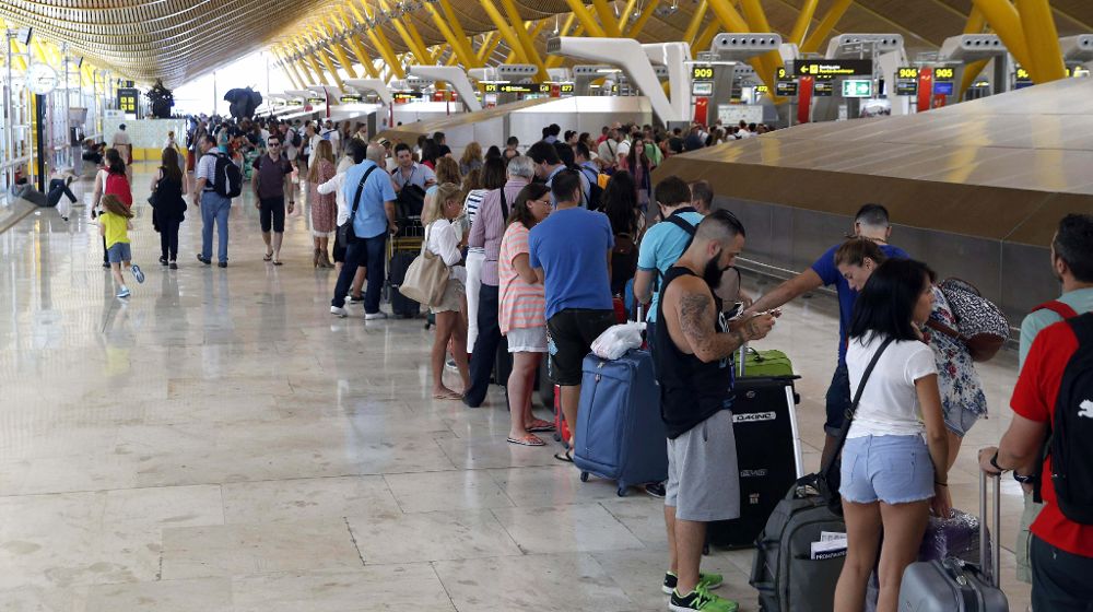 Viajeros en la zona de salidas de la T4, en el aeropuerto Adolfo Suárez Madrid-Barajas.
