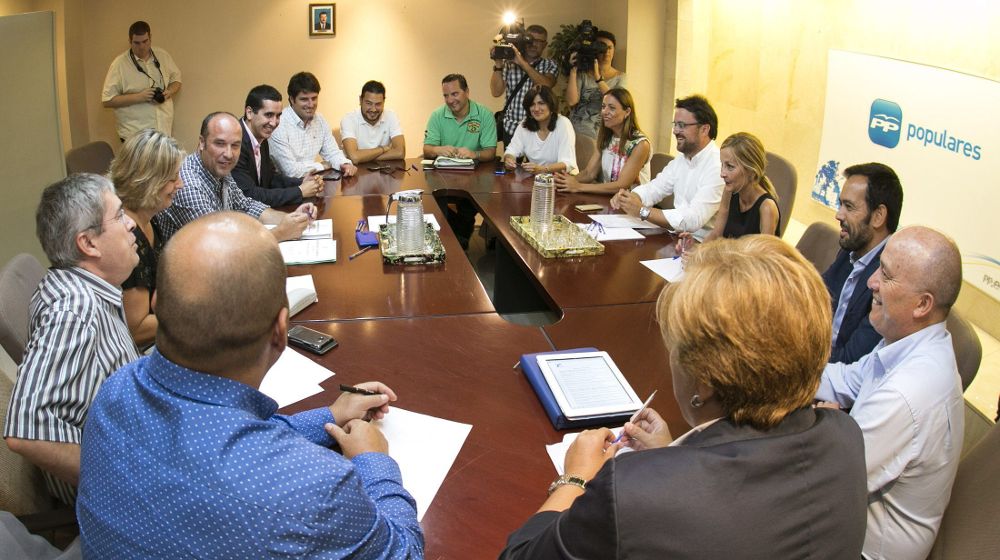 El secretario autonómico del Partido Popular de Canarias, Asier Antona, durante la reunión realizada hoy en Las Palmas de Gran Canaria con los alcaldes del Partido Popular en Canarias.