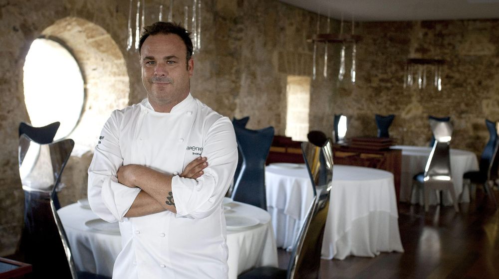 Más conocido como 'el chef del mar' y con dos estrellas Michelín bajo el brazo, Ángel León posa en el nuevo "Aponiente",.