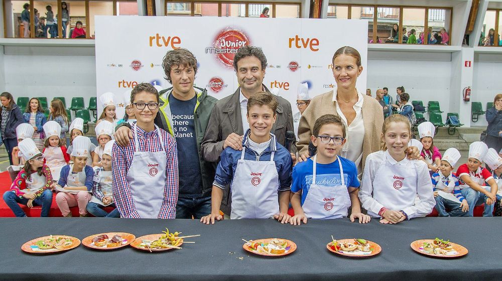 Fotografía facilitada por RTVE de Samantha Vallejo-Nágera, Jordi Cruz (i) y Pepe Rodríguez, los tres cocineros encargados de juzgar las creaciones gastronómicas de los concursantes de "MasterChef Junior".
